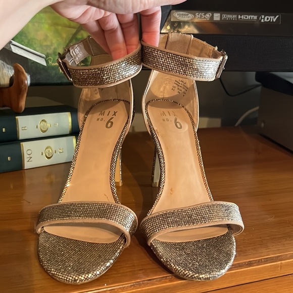 4. Mix No 6 Gold Heels, Size 8.5 - Picture 1 of 15